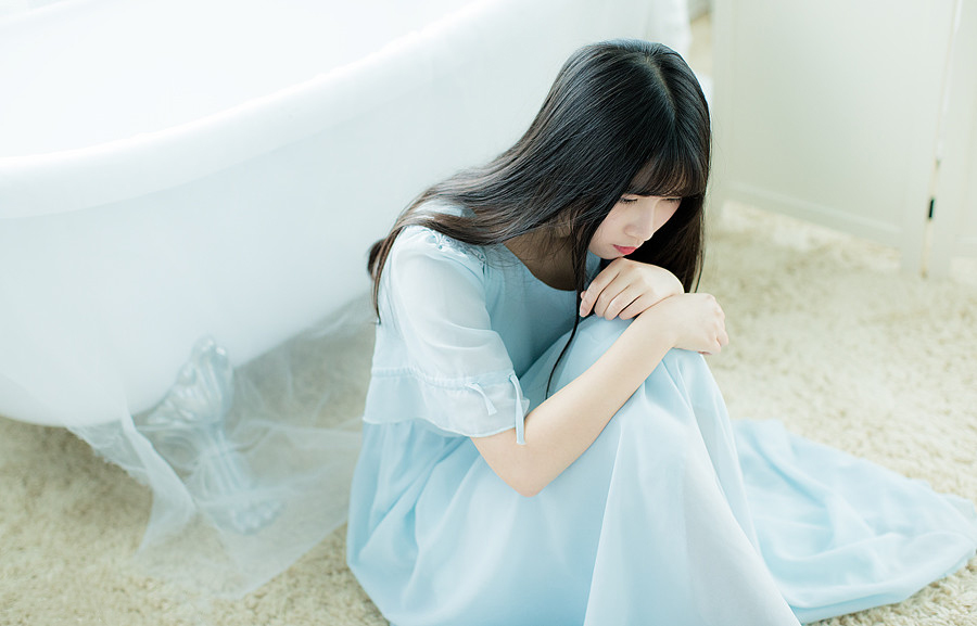 纯净蓝色忧郁少女浴室写真
