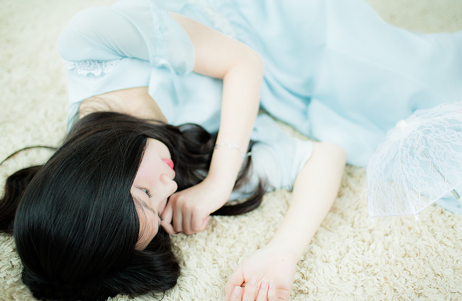 纯净蓝色忧郁少女浴室写真