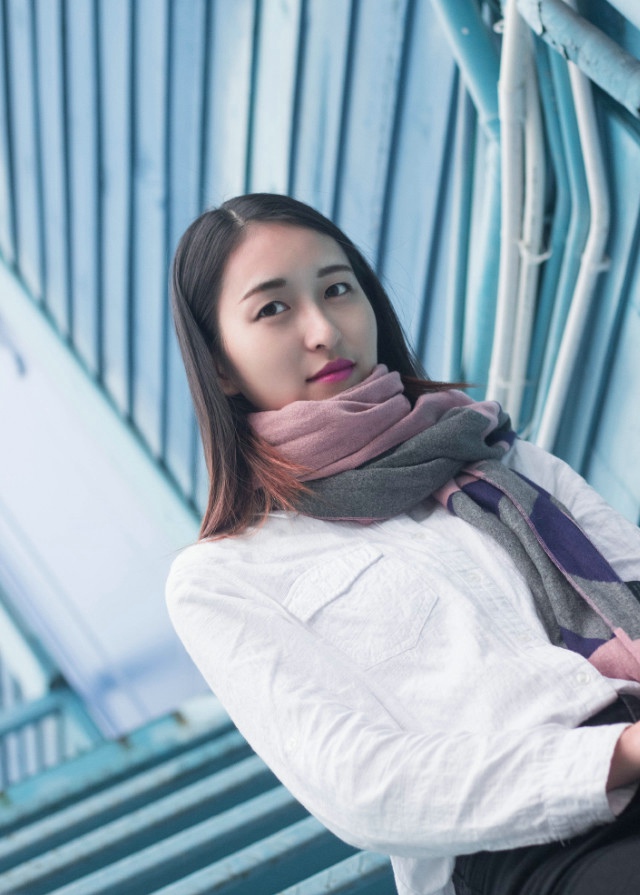 知性气质美女户外随拍