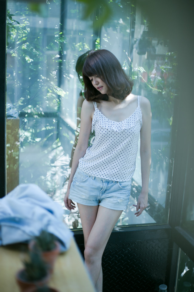 闺房短发少女美腿抢眼