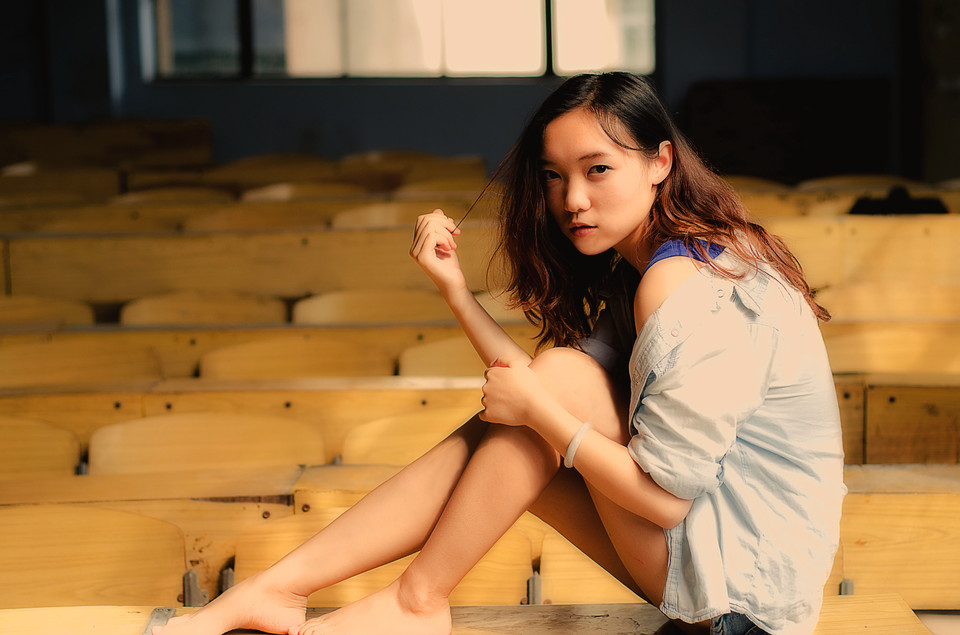 恬静背心女孩美腿抢镜