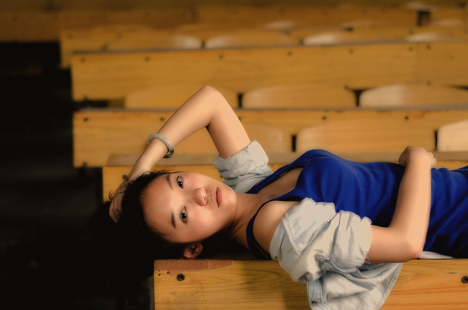 恬静背心女孩美腿抢镜