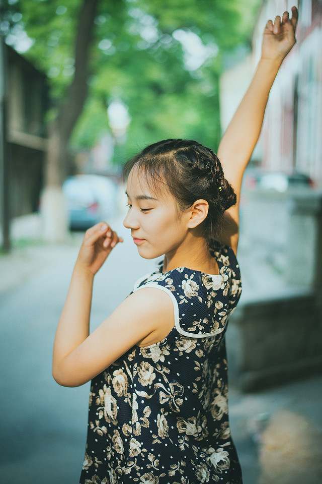 素净白皙女生的民国风写真