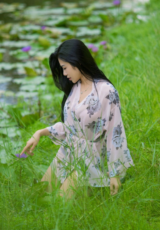 成熟性感美眉户外写真