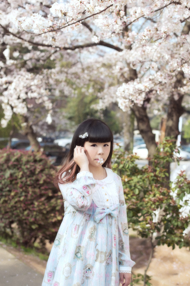 活泼可爱清新萌妹子樱花树下纯美写真
