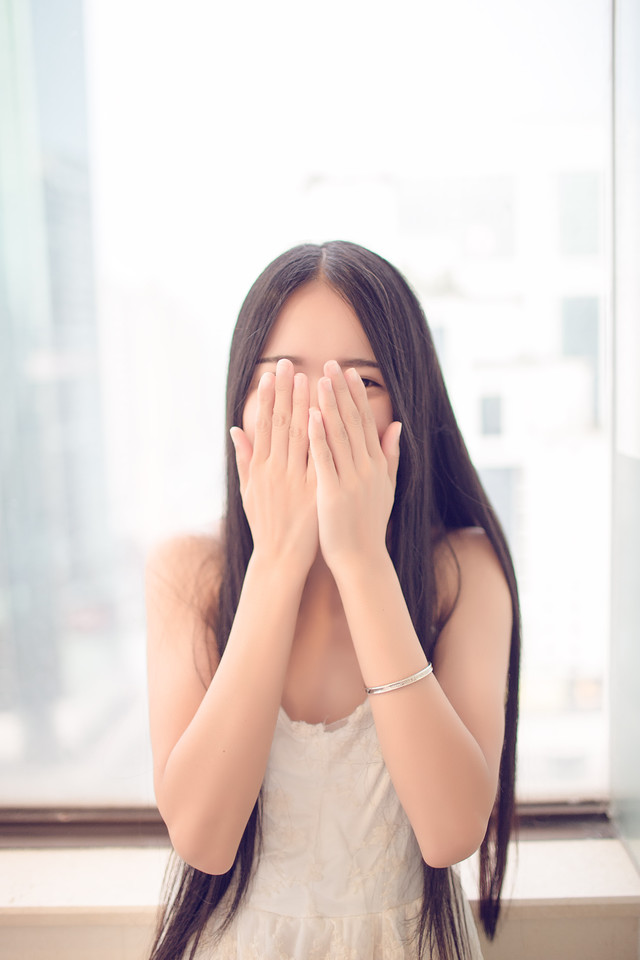 长发中分女神吊带私房小性感写真