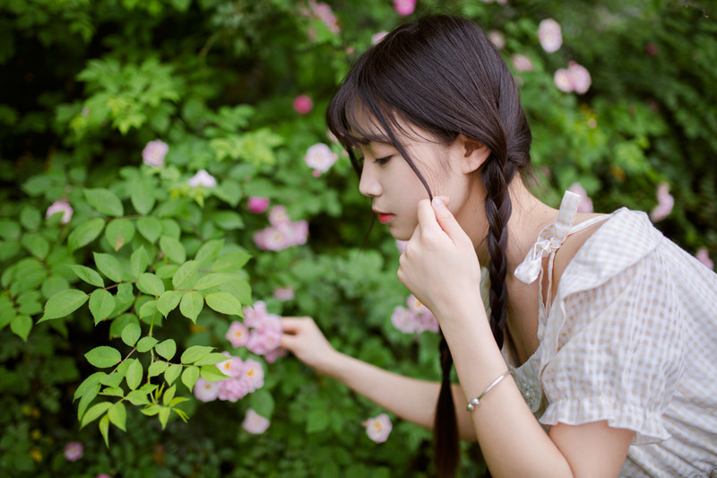 麻花辫气质邻家女孩的花海写真