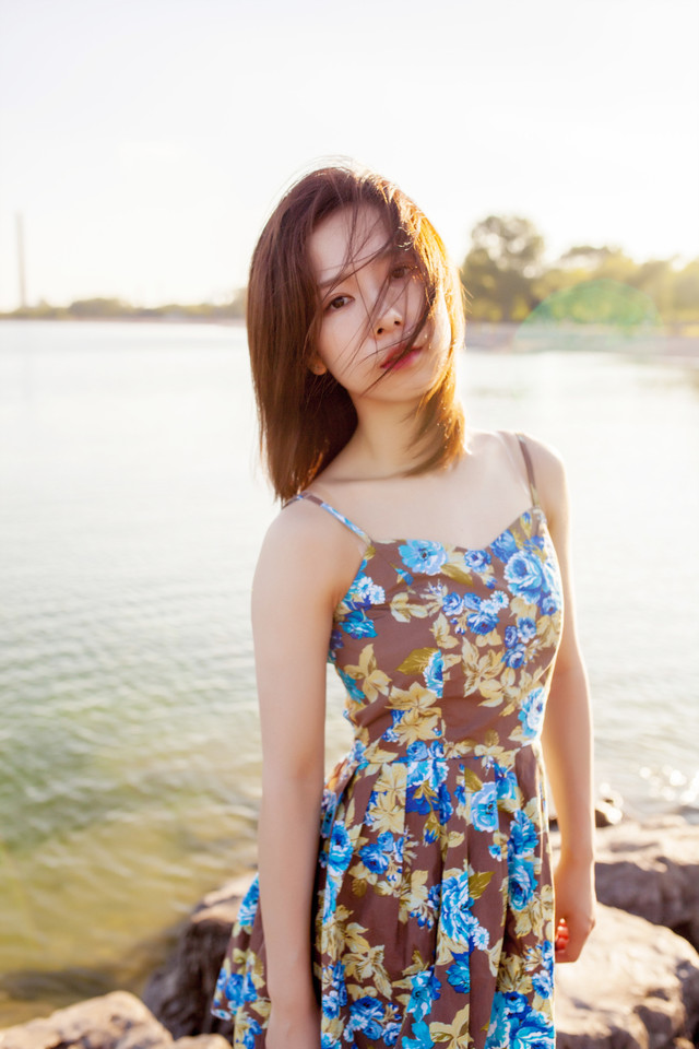 清新甜美少女夕阳下清凉写真