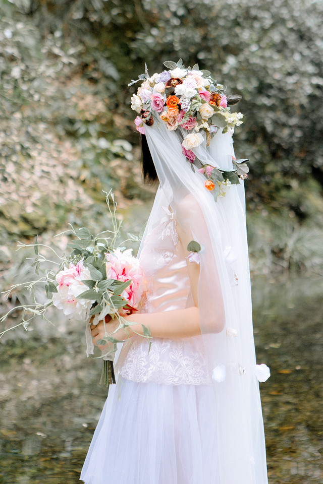 短发清纯女孩化身甜美花仙子