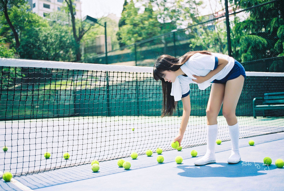 网球场上的长发制服少女