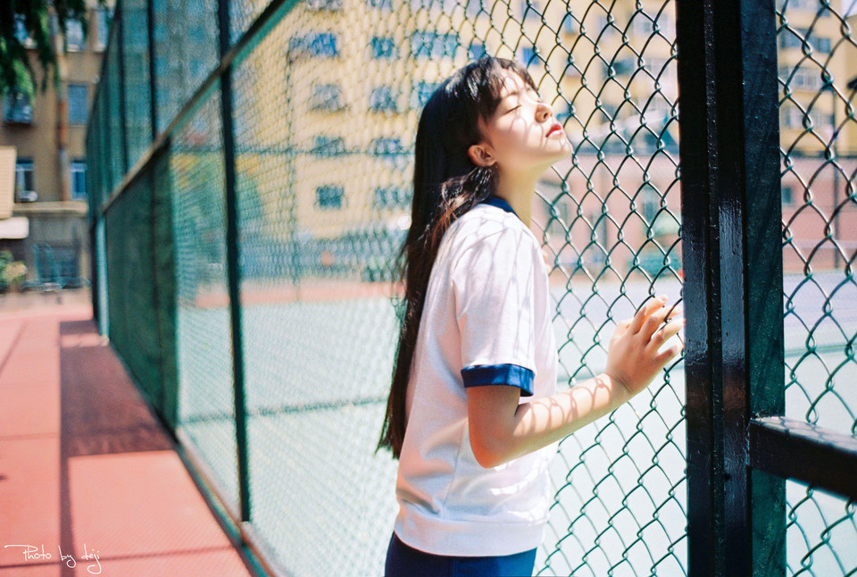 网球场上的长发制服少女