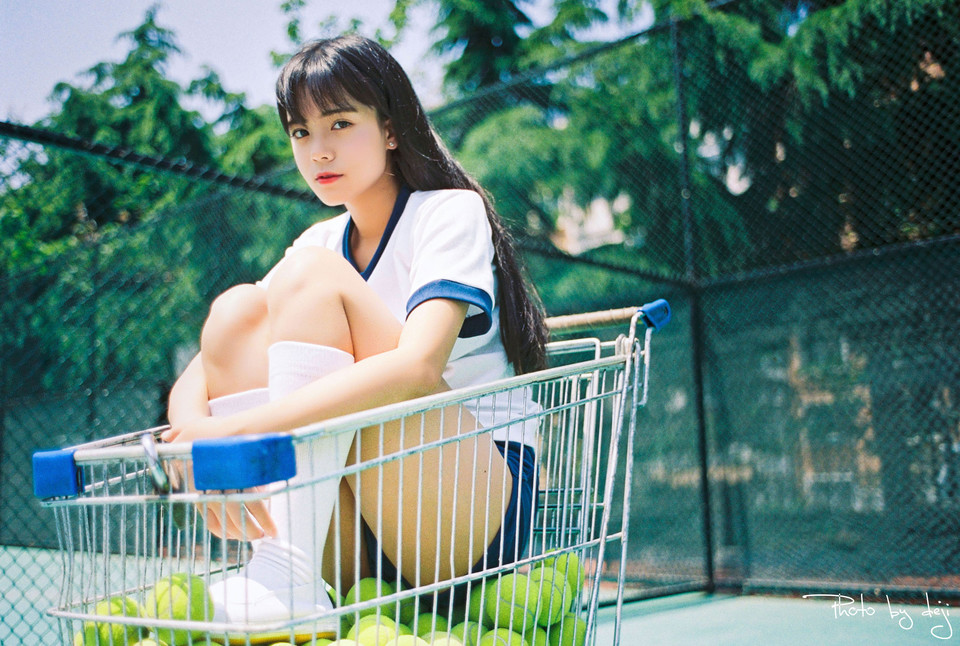网球场上的长发制服少女