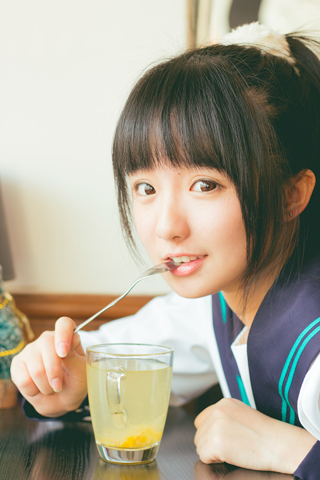 日系清新吃货美眉的可爱模样