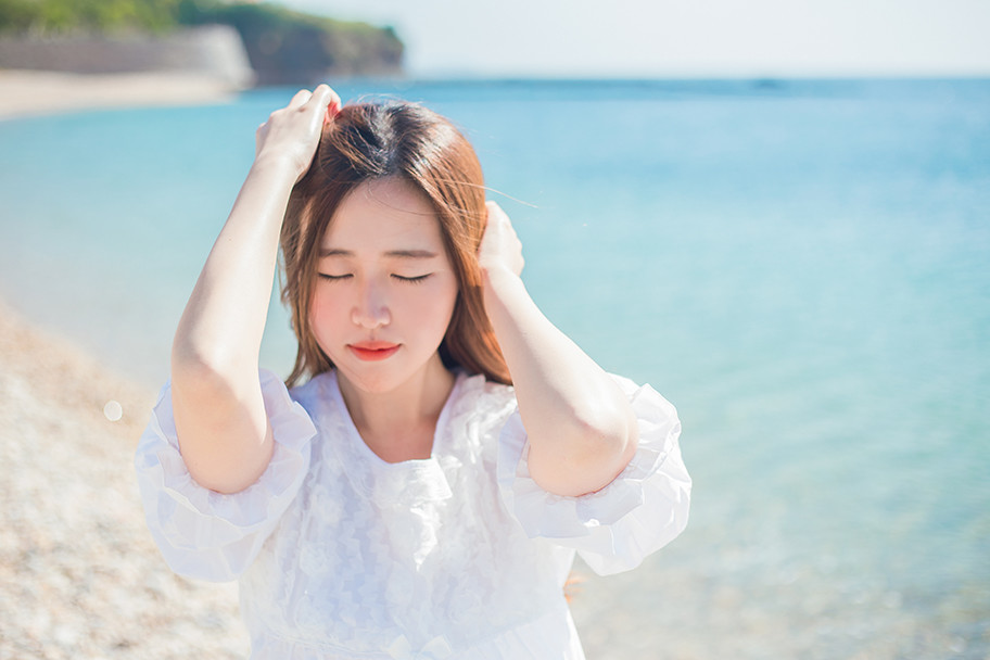 清新唯美海边少女漫步