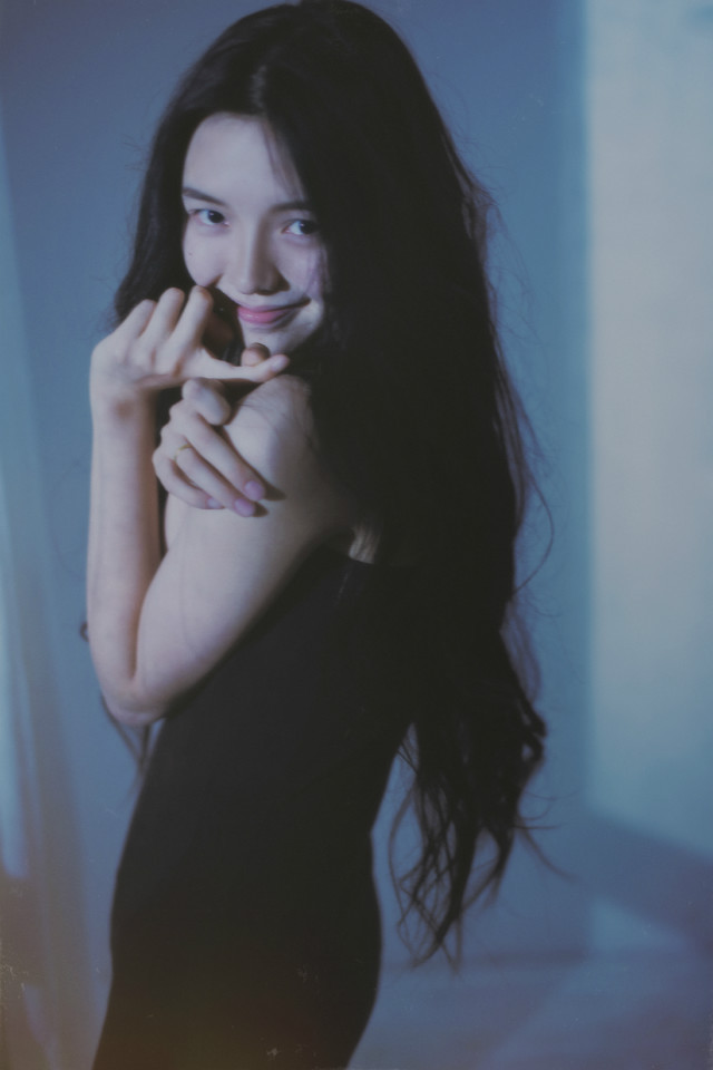 长发紧身裙美女颓废随性