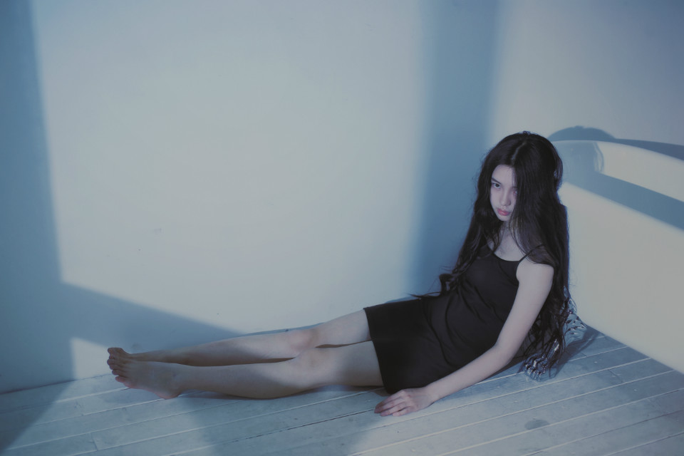 长发紧身裙美女颓废随性