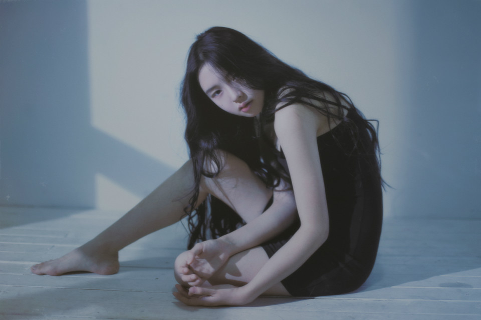 长发紧身裙美女颓废随性