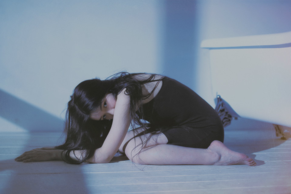 长发紧身裙美女颓废随性