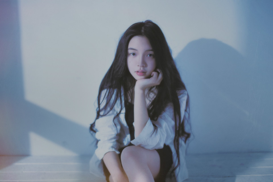 长发紧身裙美女颓废随性