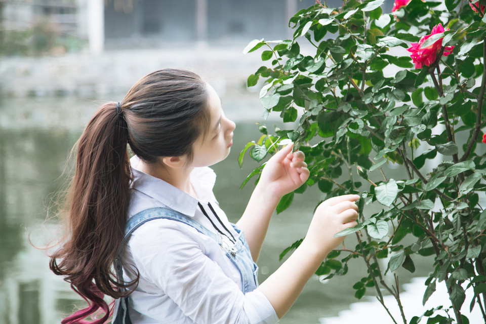 清纯可人儿背带裤少女