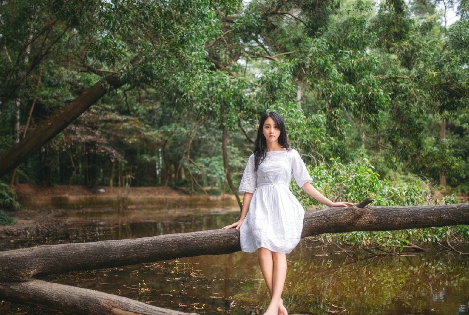 纯白清新可爱少女森林写真