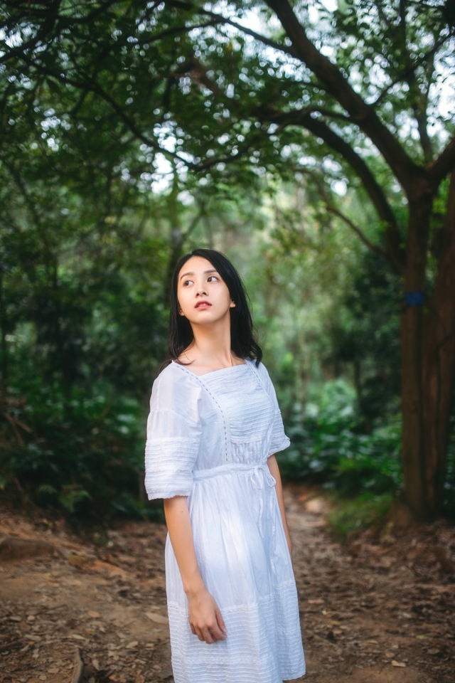 纯白清新可爱少女森林写真