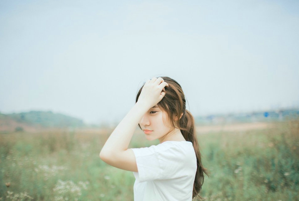 森女系少女独自仰望天空思考