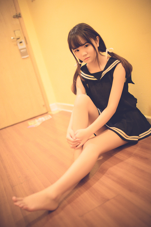 双马尾呆萌少女美腿好看