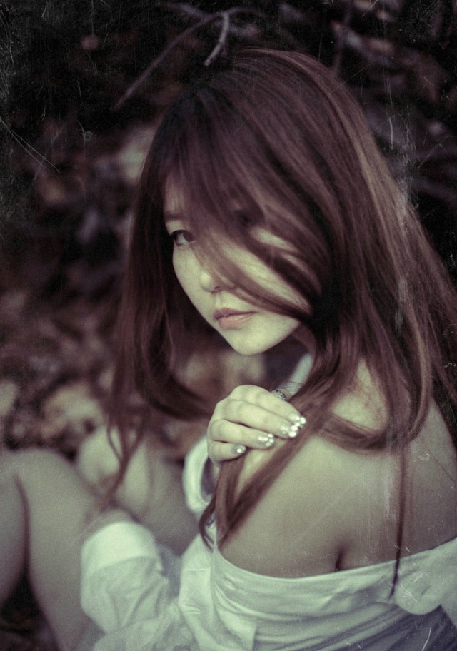 白衬衫美女森林性感写真诱惑
