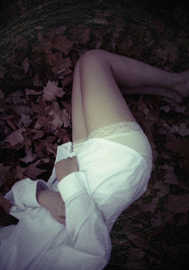 白衬衫美女森林性感写真诱惑