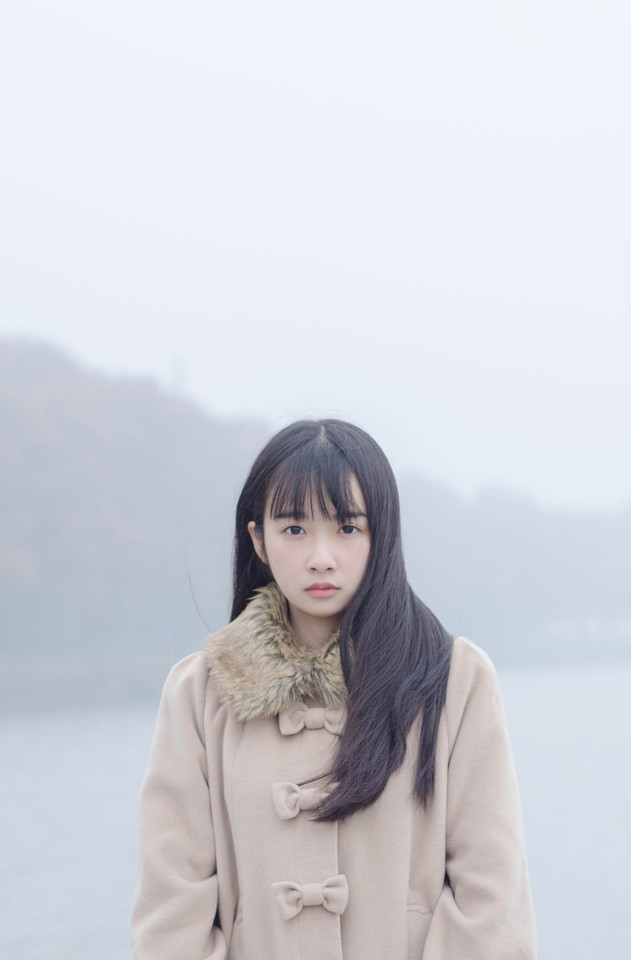 长发萌妹子安静写真