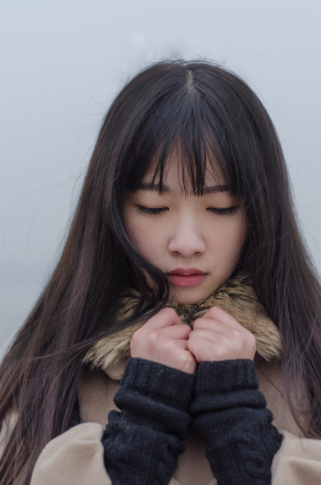 长发萌妹子安静写真