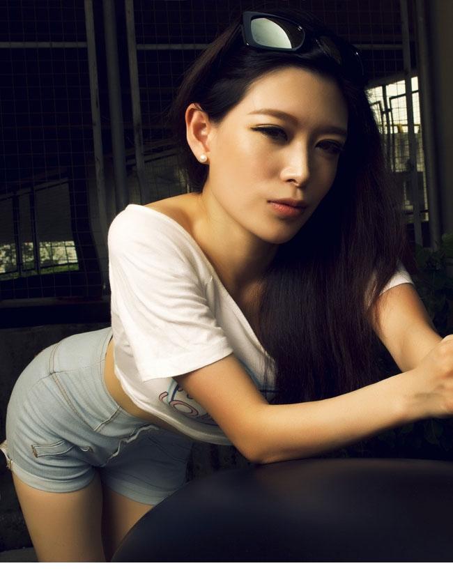 美女车模胸前唇印让人骚动