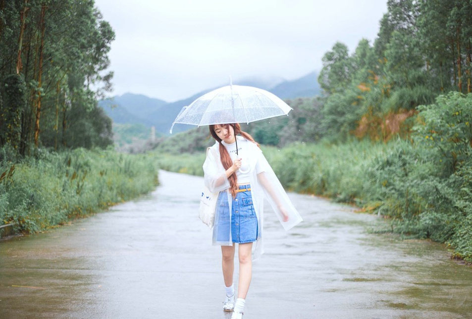下雨天双马尾可爱妹子漫步田野