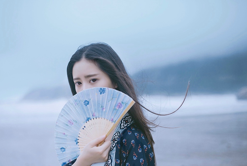 海边高挑美女独自一人