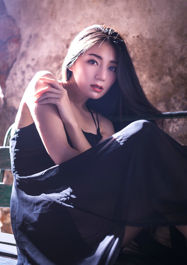 废墟中黑衣美女妩媚诱惑