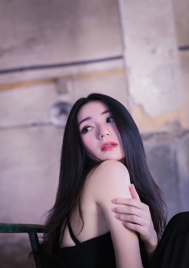 废墟中黑衣美女妩媚诱惑