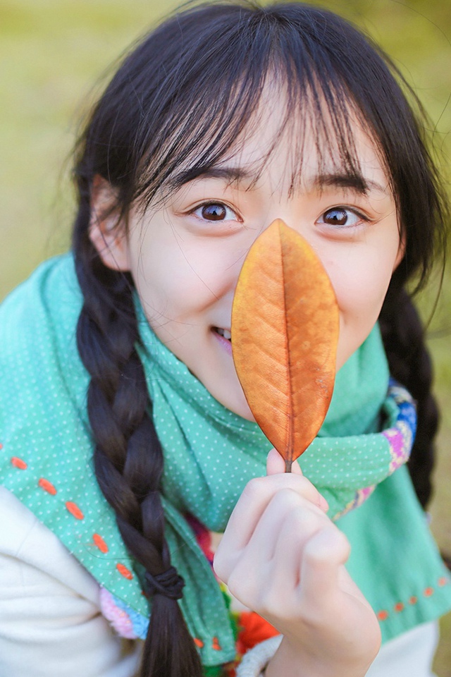 麻花辫清新少女笑容甜美