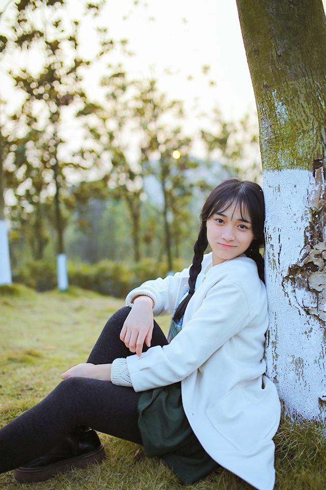 麻花辫清新少女笑容甜美