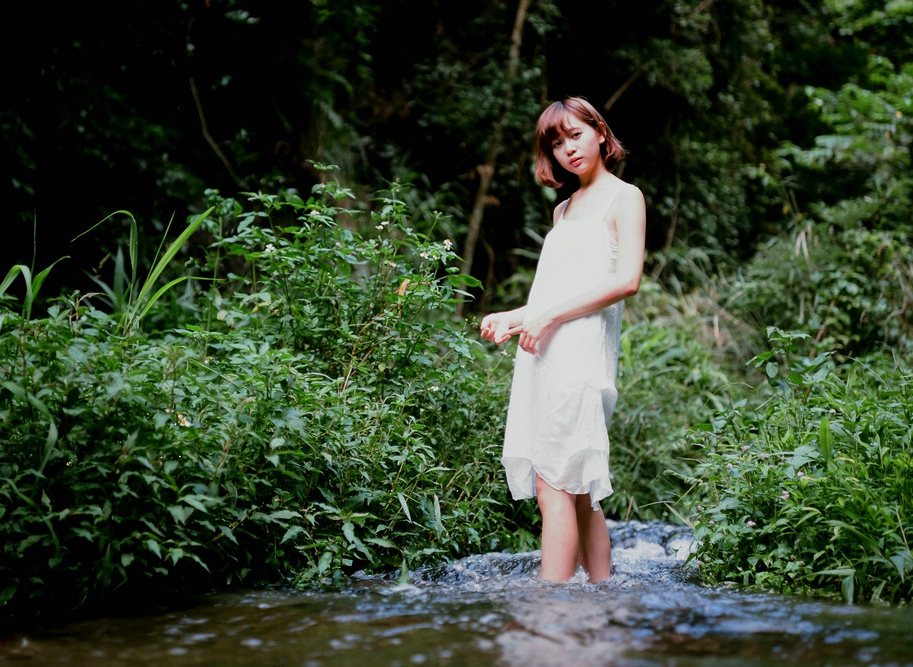 山涧纯白女生湿身写真