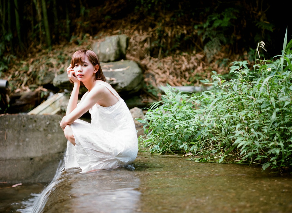 山涧纯白女生湿身写真