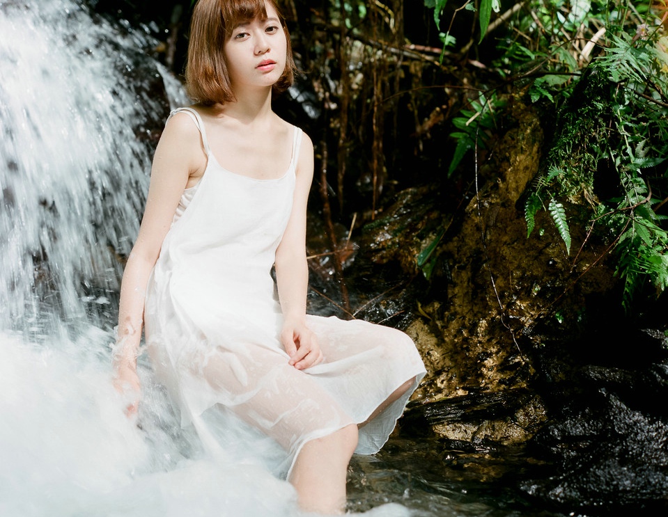 山涧纯白女生湿身写真