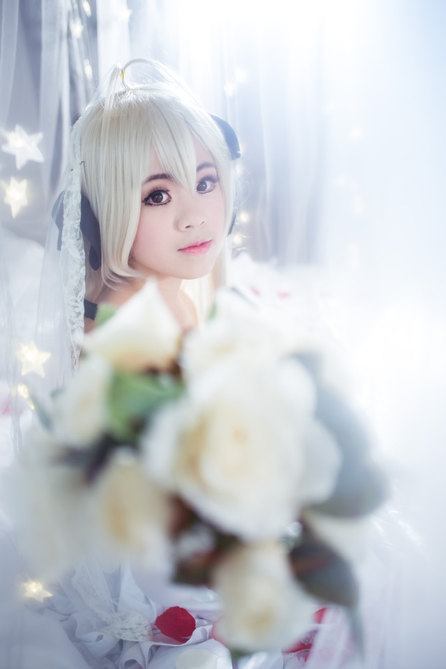 白皙女孩捧花纯白cosplay