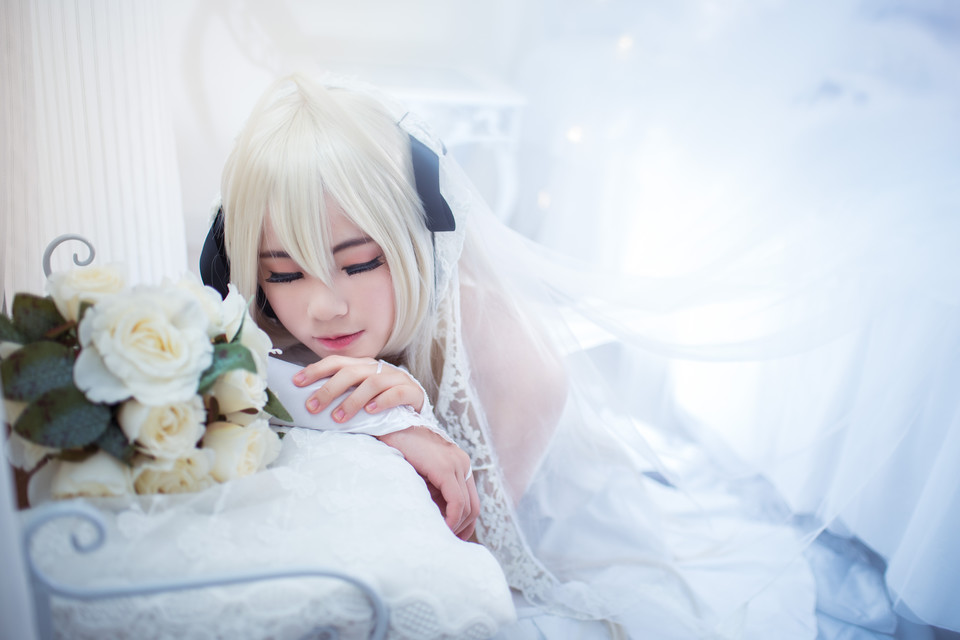 白皙女孩捧花纯白cosplay