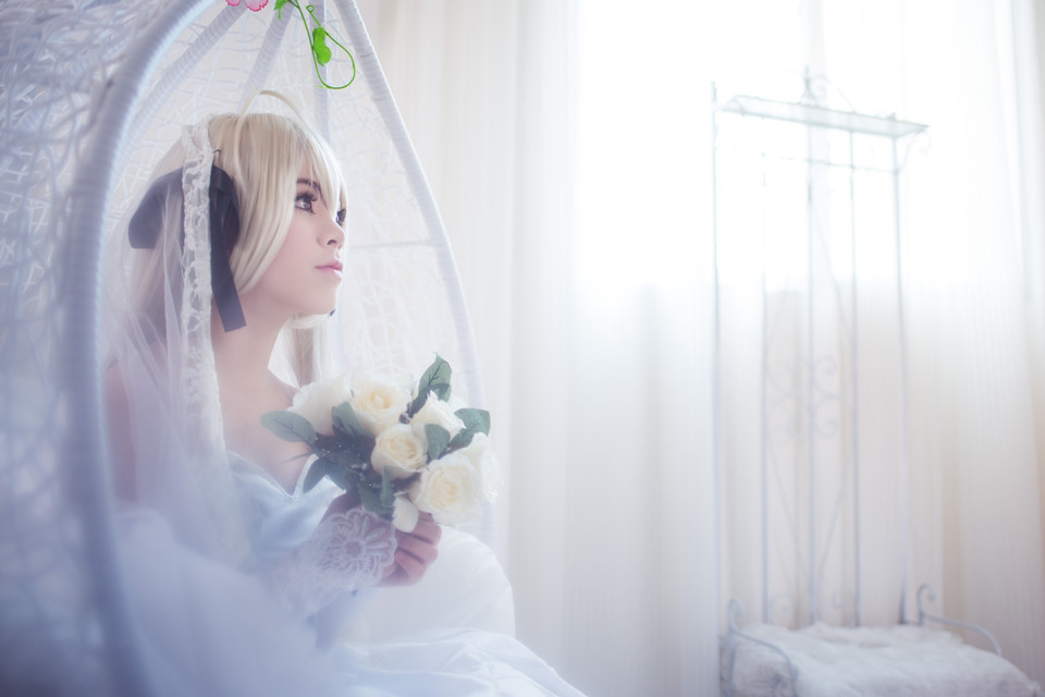 白皙女孩捧花纯白cosplay