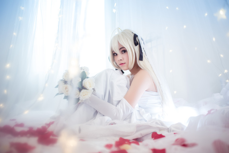 白皙女孩捧花纯白cosplay