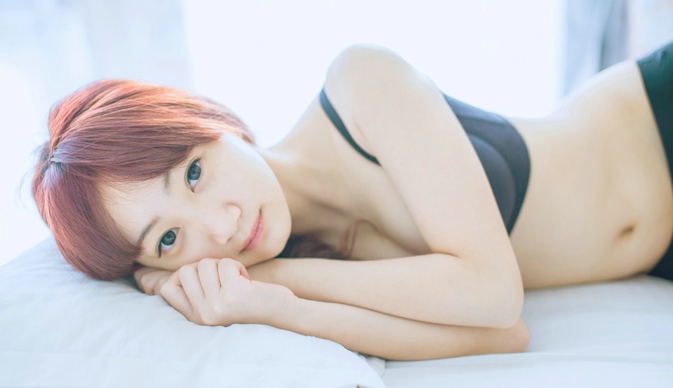闺房内衣美女清晨写真