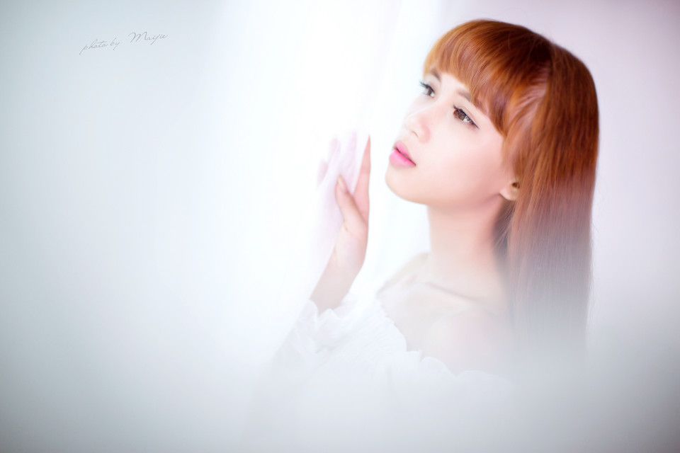 白皙长发少女闺房写真