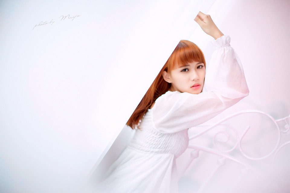 白皙长发少女闺房写真