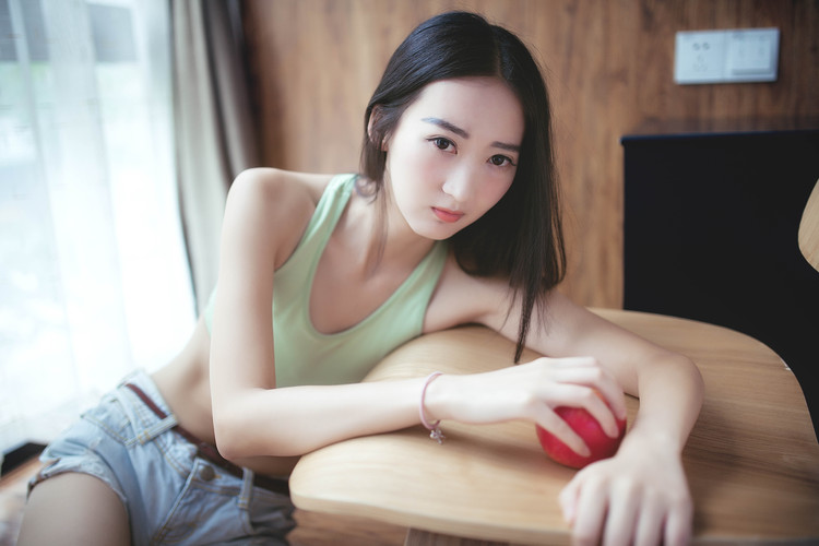 长发背心女生翘臀写真